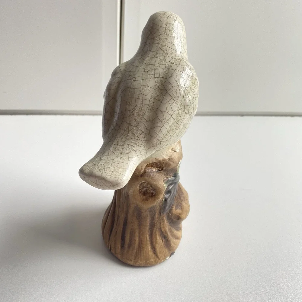 Vintage Bird On A Tree Stump Log Figurine 7.5 Crackled Porcelain White‎ Flaw